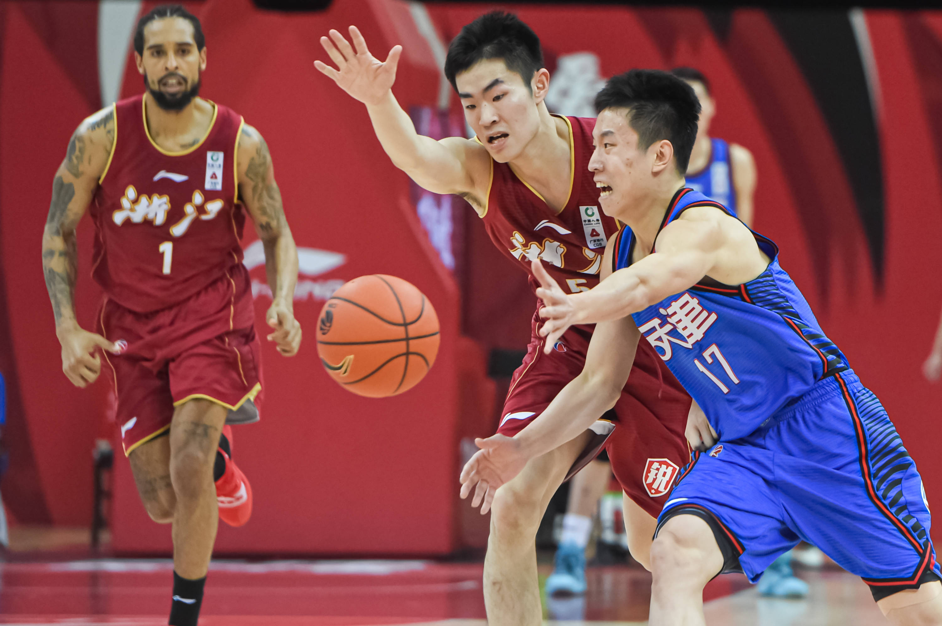 包含浙江稠州迎CBA常规赛关键赛；集结日更衣室发声；球迷炸锅；赛程密集仍需轮换的词条